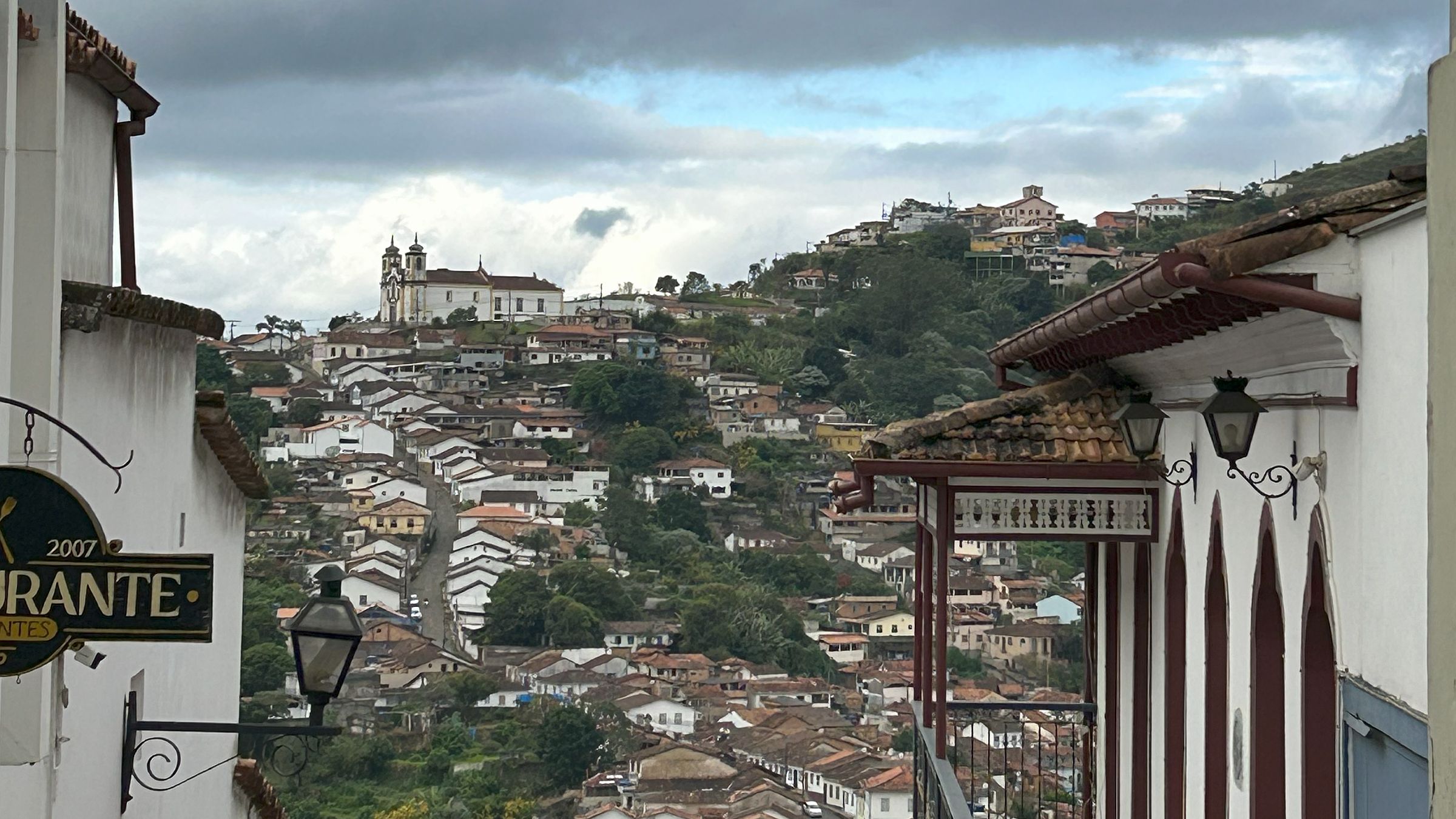 Vista de Ouro Preto. Ao fundo, a Matriz de Santa Ifigênia.