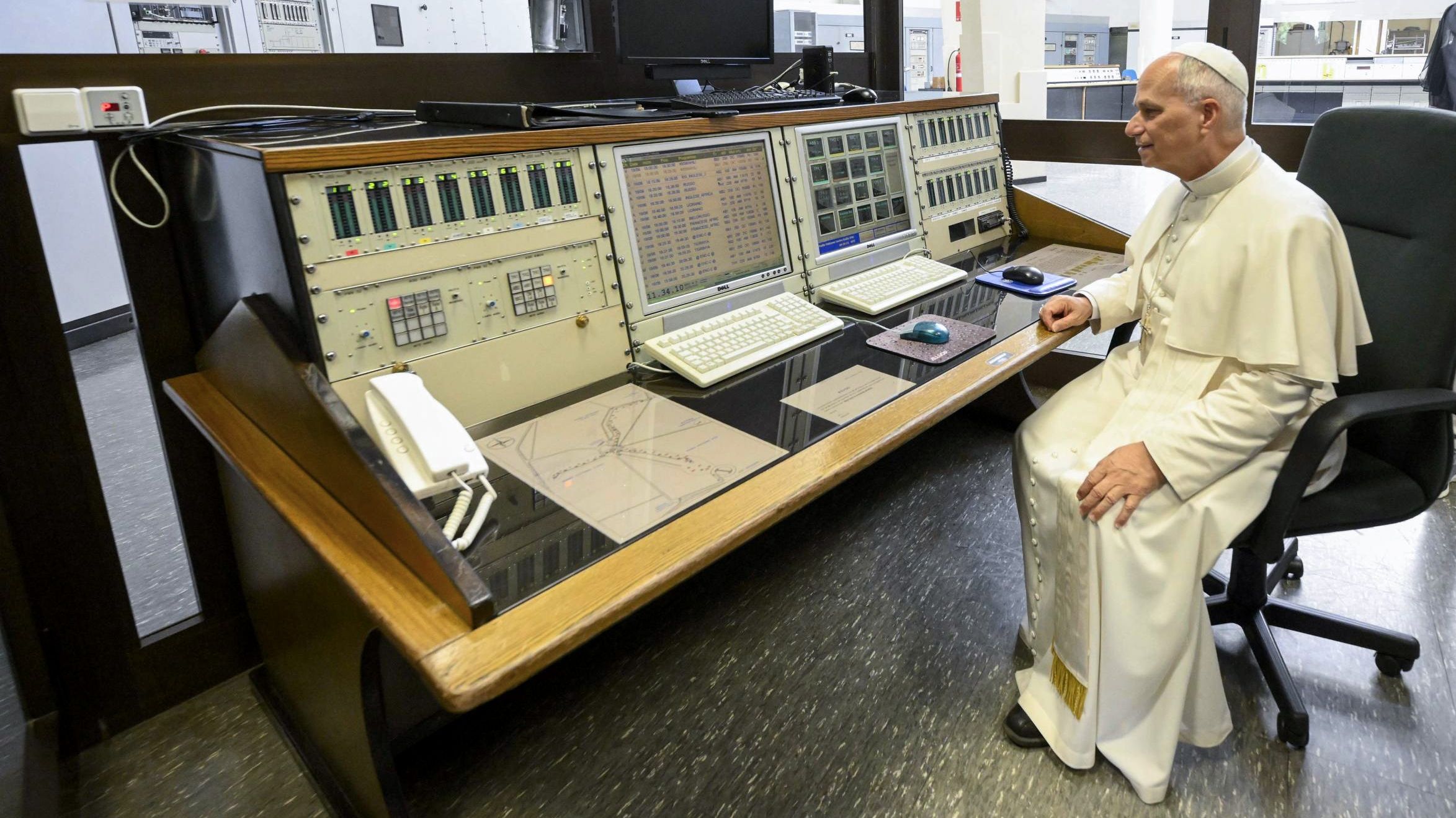 O papa Leão XIV, em visita ao centro de controle da Rádio Vaticano.