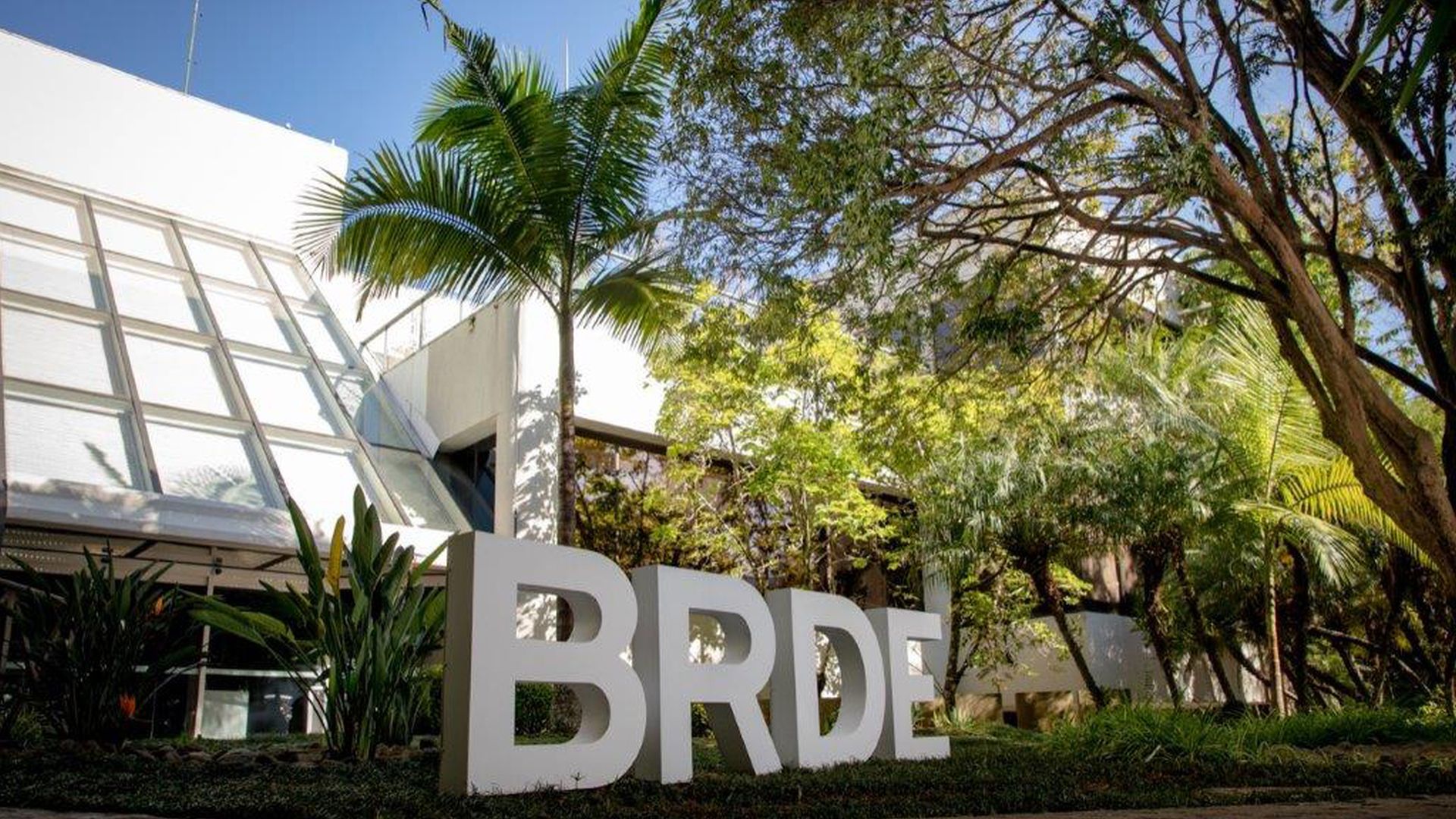 BRDE financia projetos de empresas de todos os portes, municípios, produtores rurais e empreendedores, com foco no desenvolvimento econômico e social e crescimento sustentável.