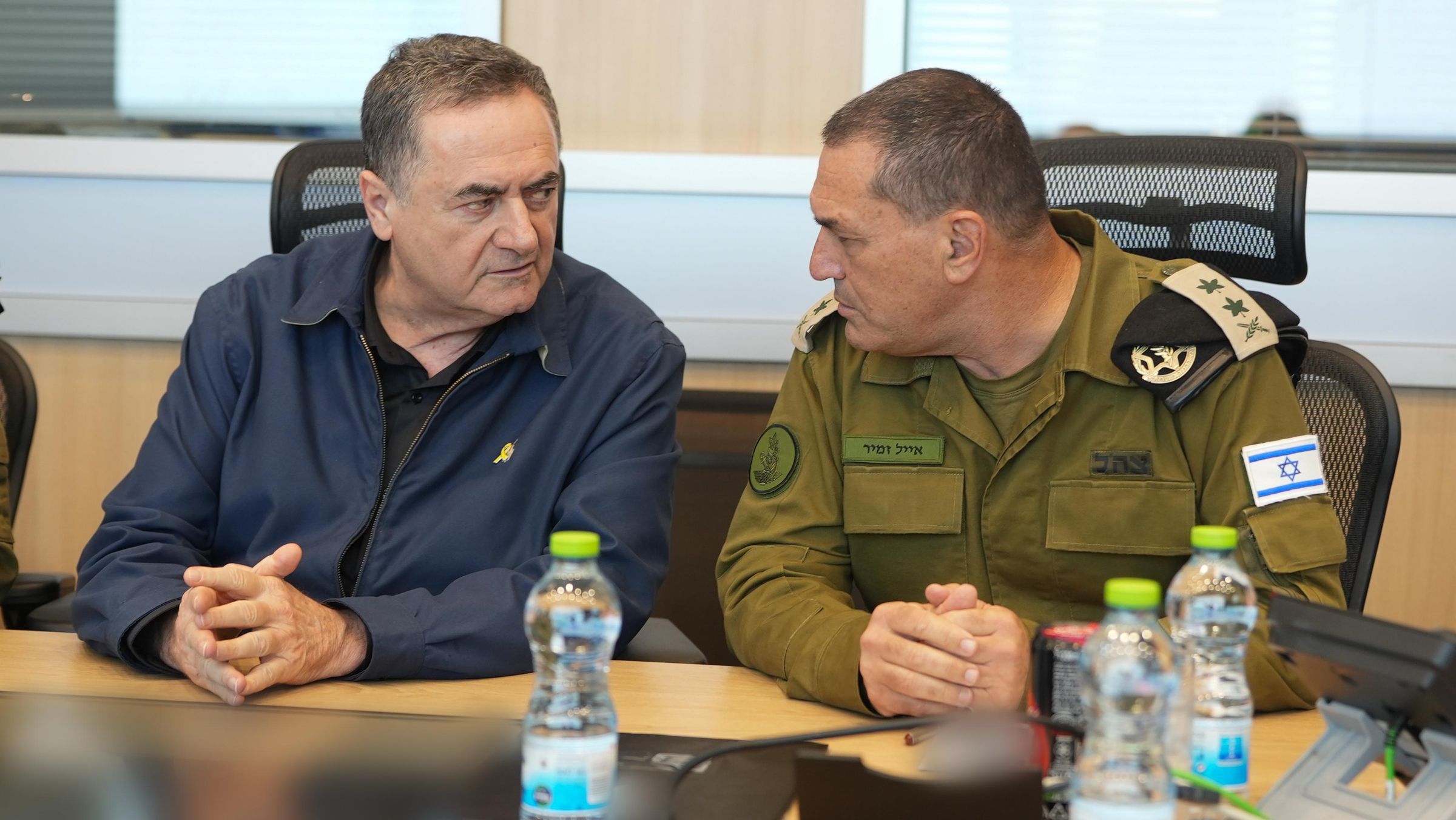 O ministro da Defesa israelense, Israel Katz (à esquerda) durante reunião de avaliação com o chefe do Estado-Maior, Eyal Zamir, em 20 de junho.