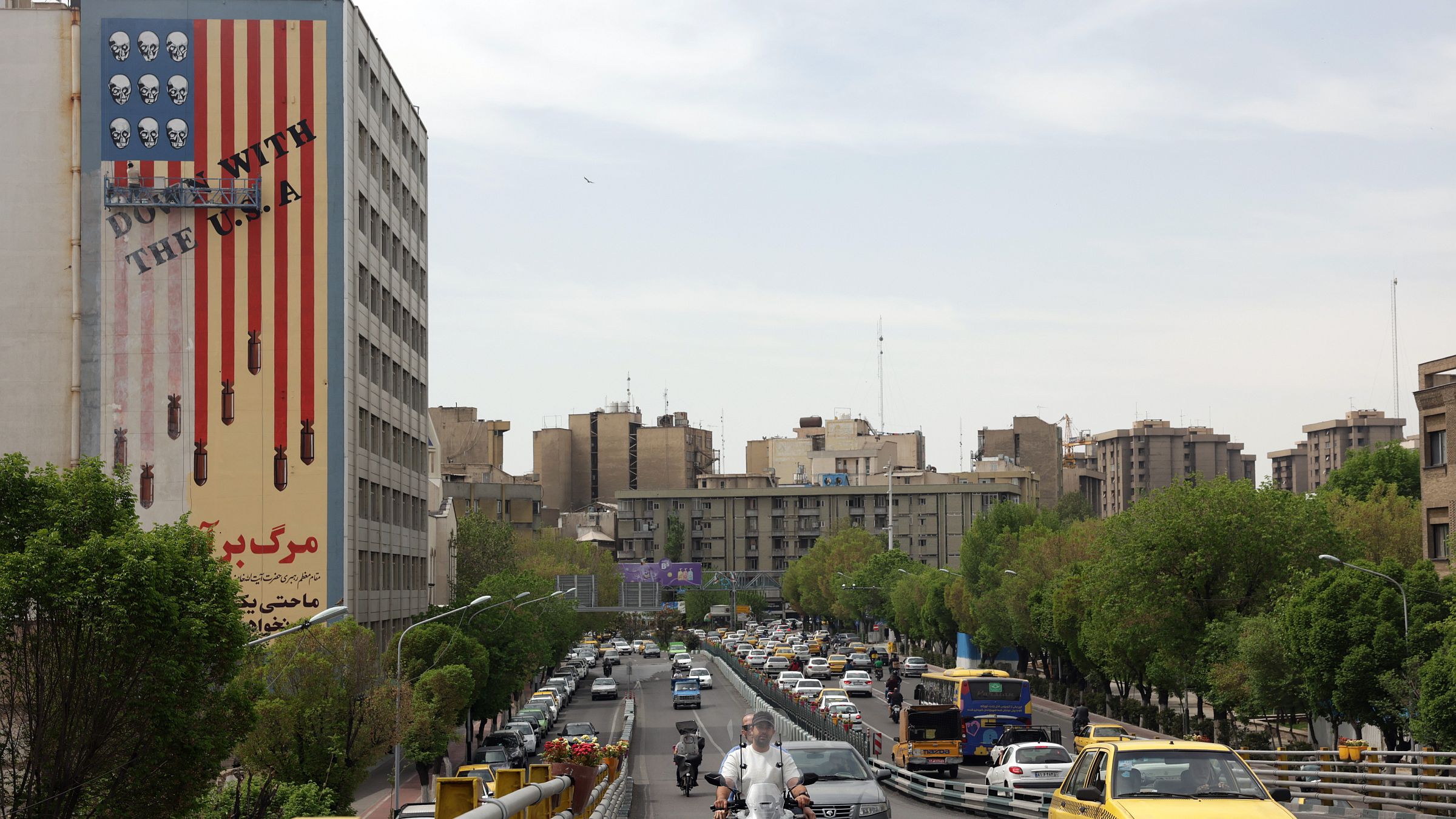 Painel antiamericano pintado em edifício de Teerã, capital do Irã.
