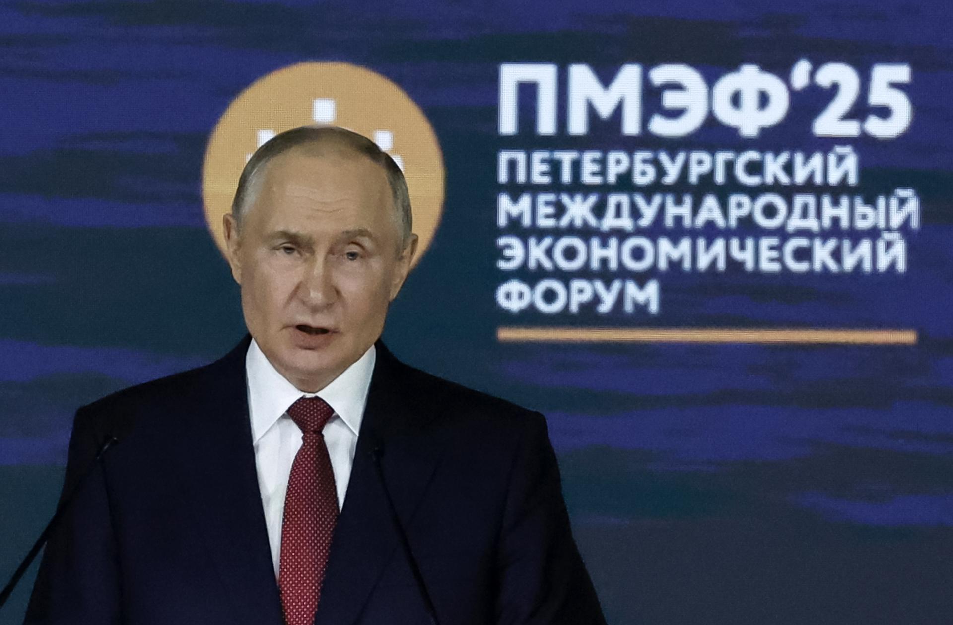 O ditador da Rússia, Vladimir Putin, durante discurso no Fórum Econômico Internacional de São Petersburgo, nesta sexta (20).