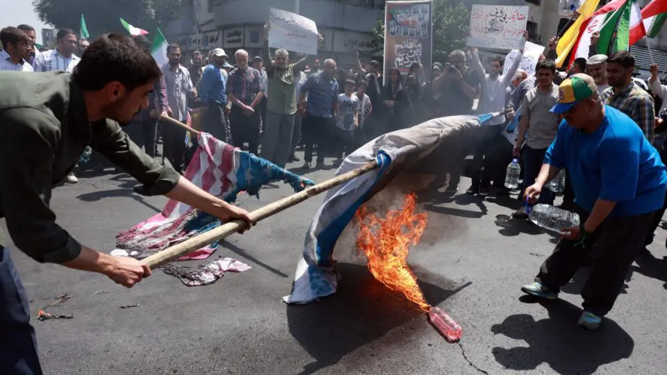 Manifestantes protestam contra Israel e Estados Unidos em Teerã