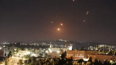 Mísseis lançados do Irã atingem Israel em ataque noturno