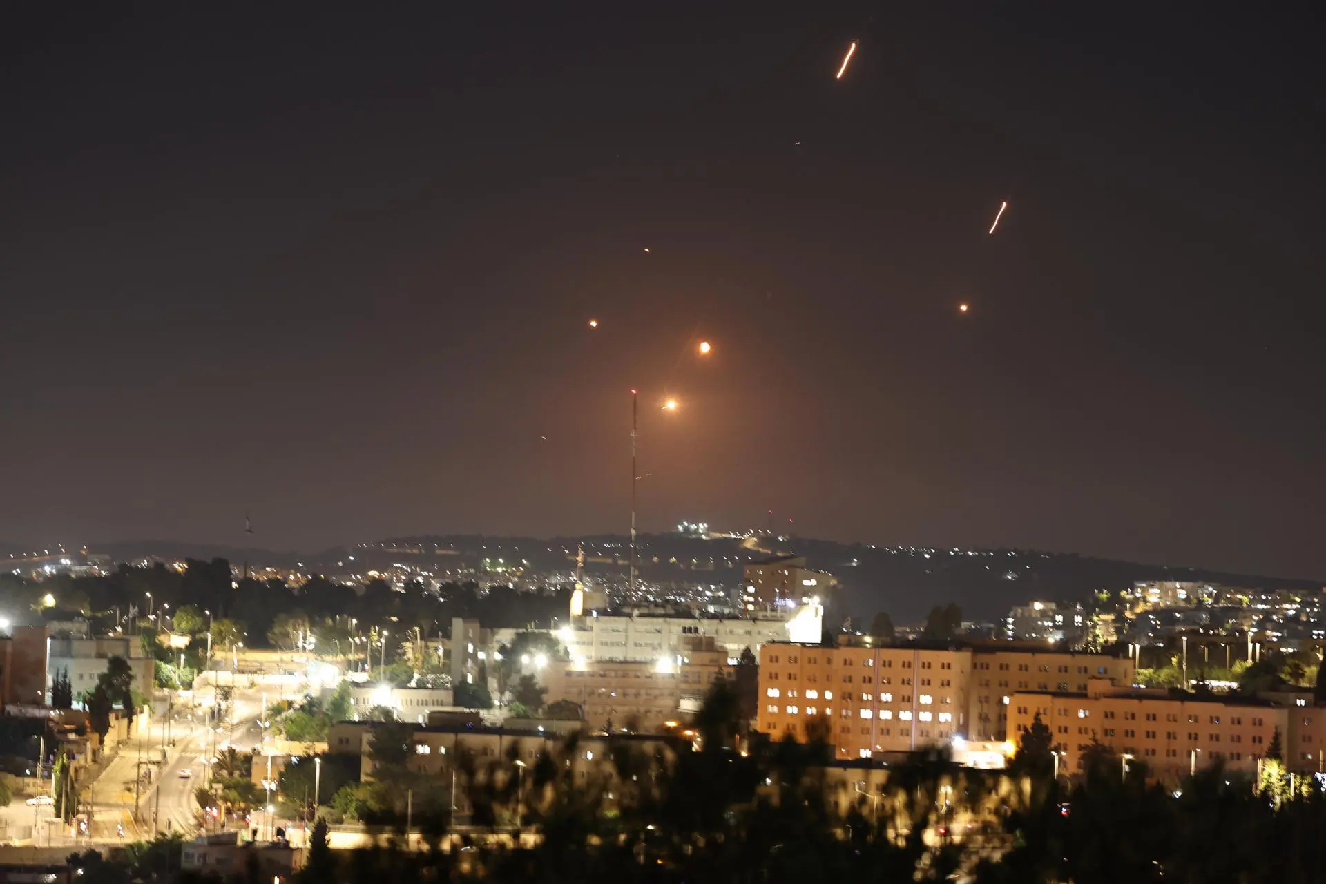 Mísseis lançados do Irã atingem Israel em ataque noturno