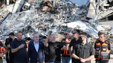 O primeiro-ministro israelense, Benjamin Netanyahu, visita o Instituto de Ciências Weizmann, que foi atingido por mísseis iranianos na cidade de Rehovot, Israel, em 20 de junho de 2025.