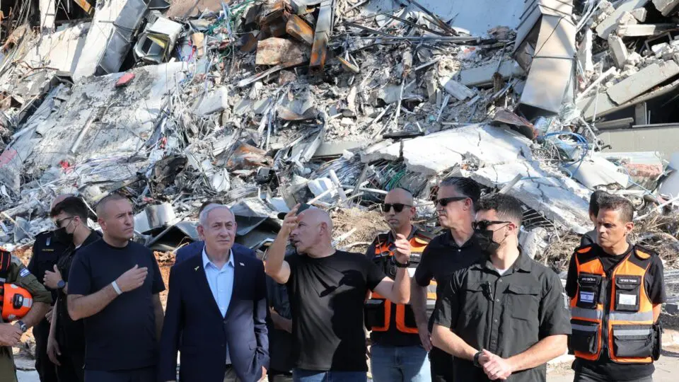 O primeiro-ministro israelense, Benjamin Netanyahu, visita o Instituto de Ciências Weizmann, que foi atingido por mísseis iranianos na cidade de Rehovot, Israel, em 20 de junho de 2025.