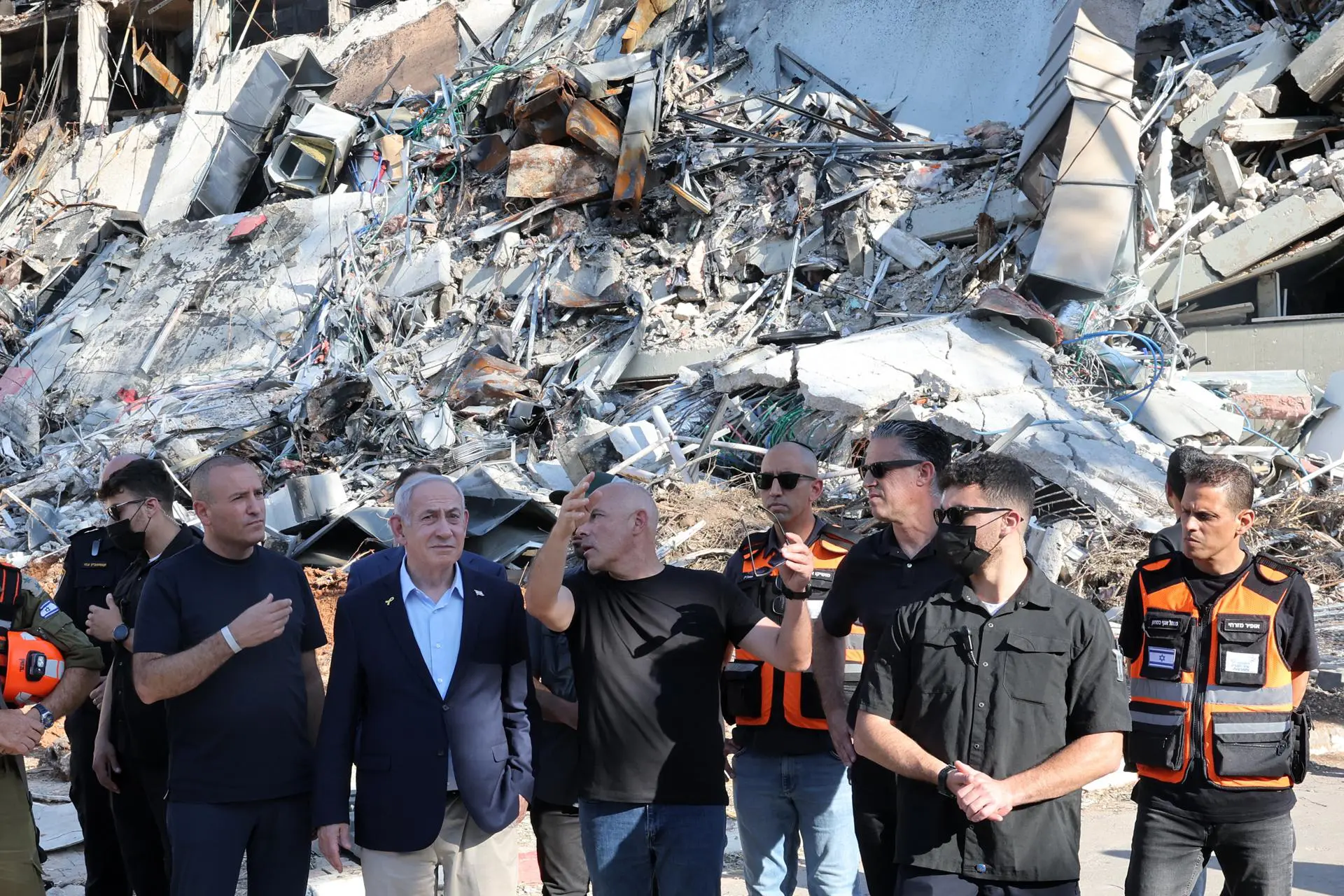 O primeiro-ministro israelense, Benjamin Netanyahu, visita o Instituto de Ciências Weizmann, que foi atingido por mísseis iranianos na cidade de Rehovot, Israel, em 20 de junho de 2025.