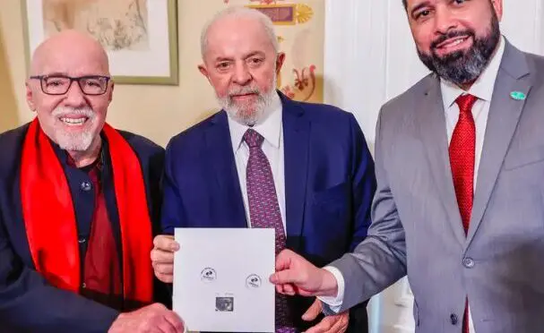 Fabiano e Lula na Suíça, com o escritor Paulo Coelho, no lançamento de um selo aluviso aos 35 anos do livro "O Alquimista".