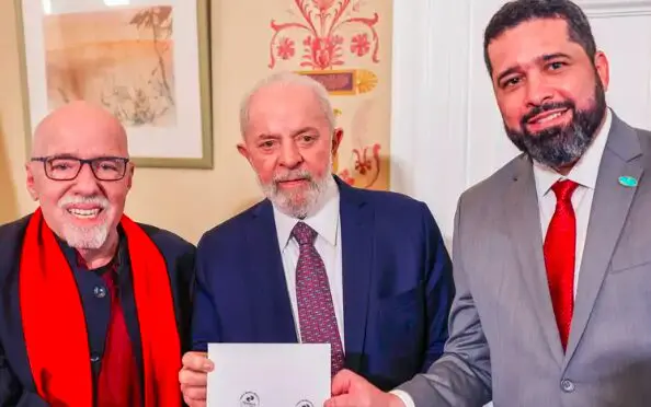 Fabiano Silva dos Santos e Lula na Suíça, em 2024, com o escritor Paulo Coelho, no lançamento de um selo aluviso aos 35 anos do livro "O Alquimista"
