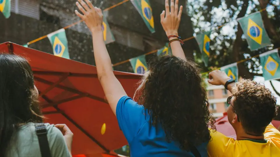 Três pessoas comemorando o feriado no Brasil.