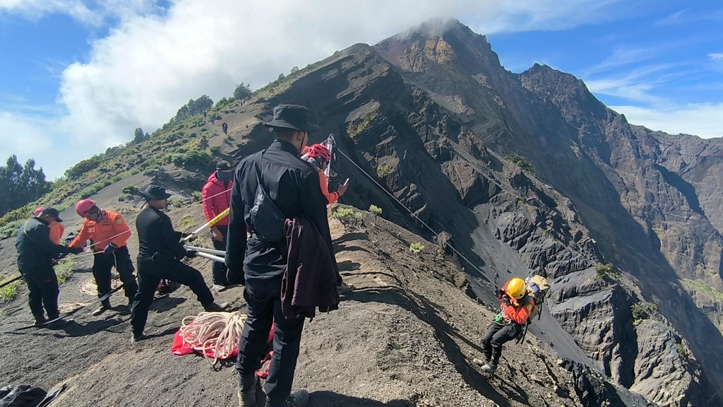 Juliana Marins estava isolada no monte do vulcão Rinjani desde a semana passada, quando caiu enquanto fazia uma trilha.