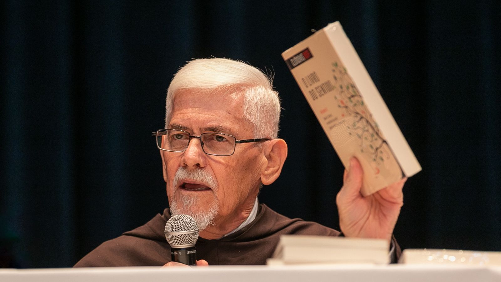 O frei Clodovis Boff durante lançamento de livro em Piracicaba (SP).