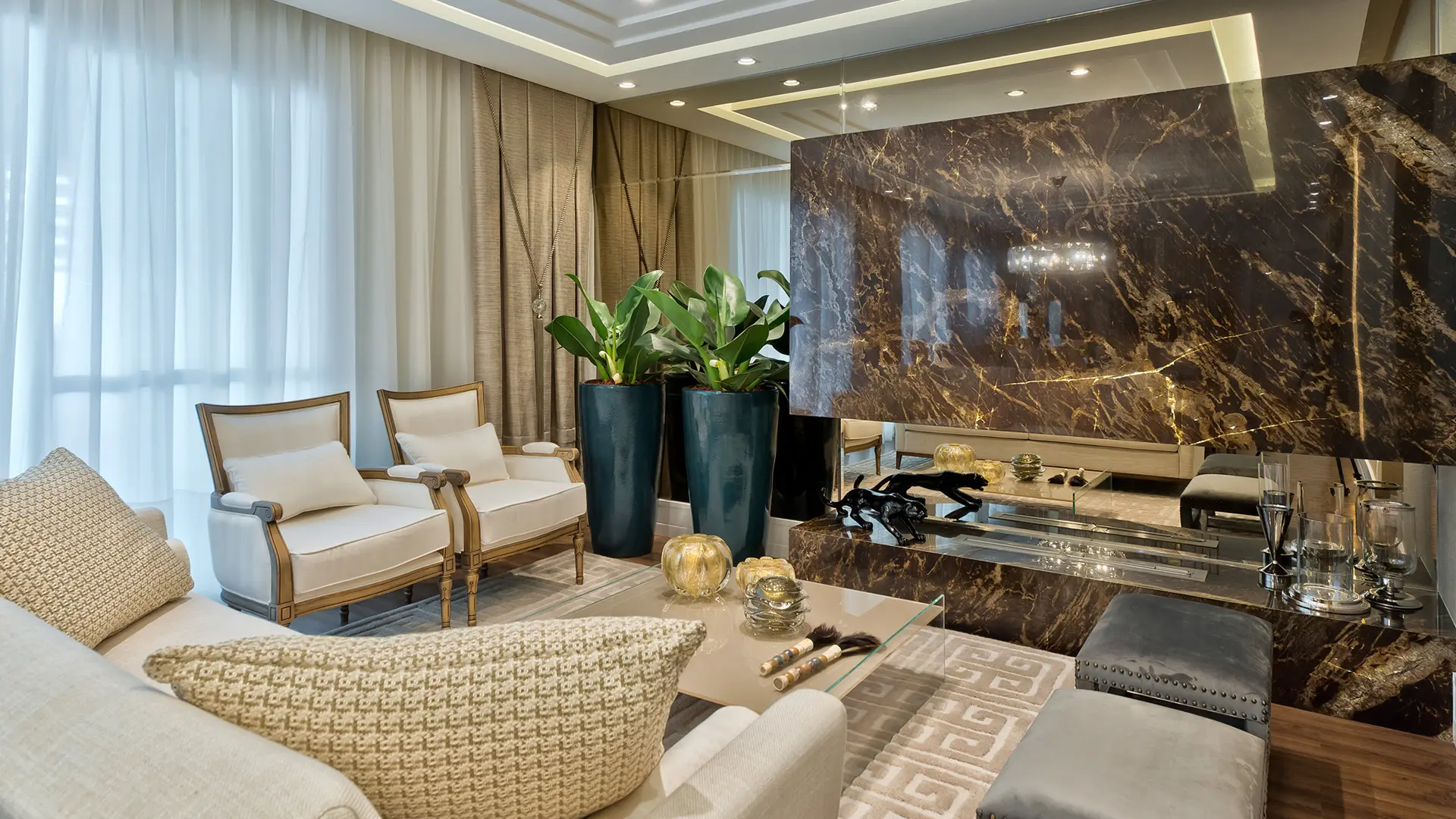 Mármores e granitos podem ser utilizados em painéis, lareiras, fachadas e até mesmo no teto.