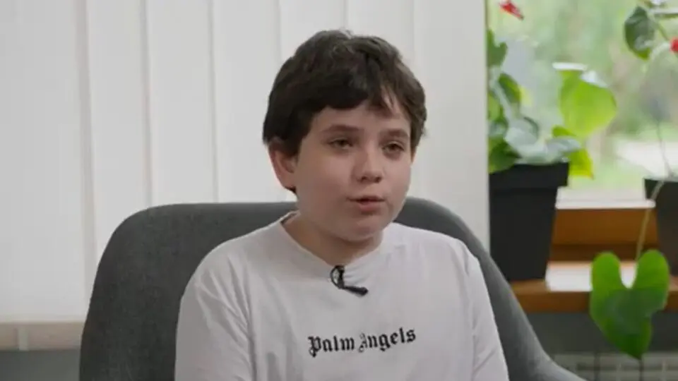 O garoto Ilya comemora o fato de estar de volta em casa. Foto> Reprodução Bring Kids Back UA