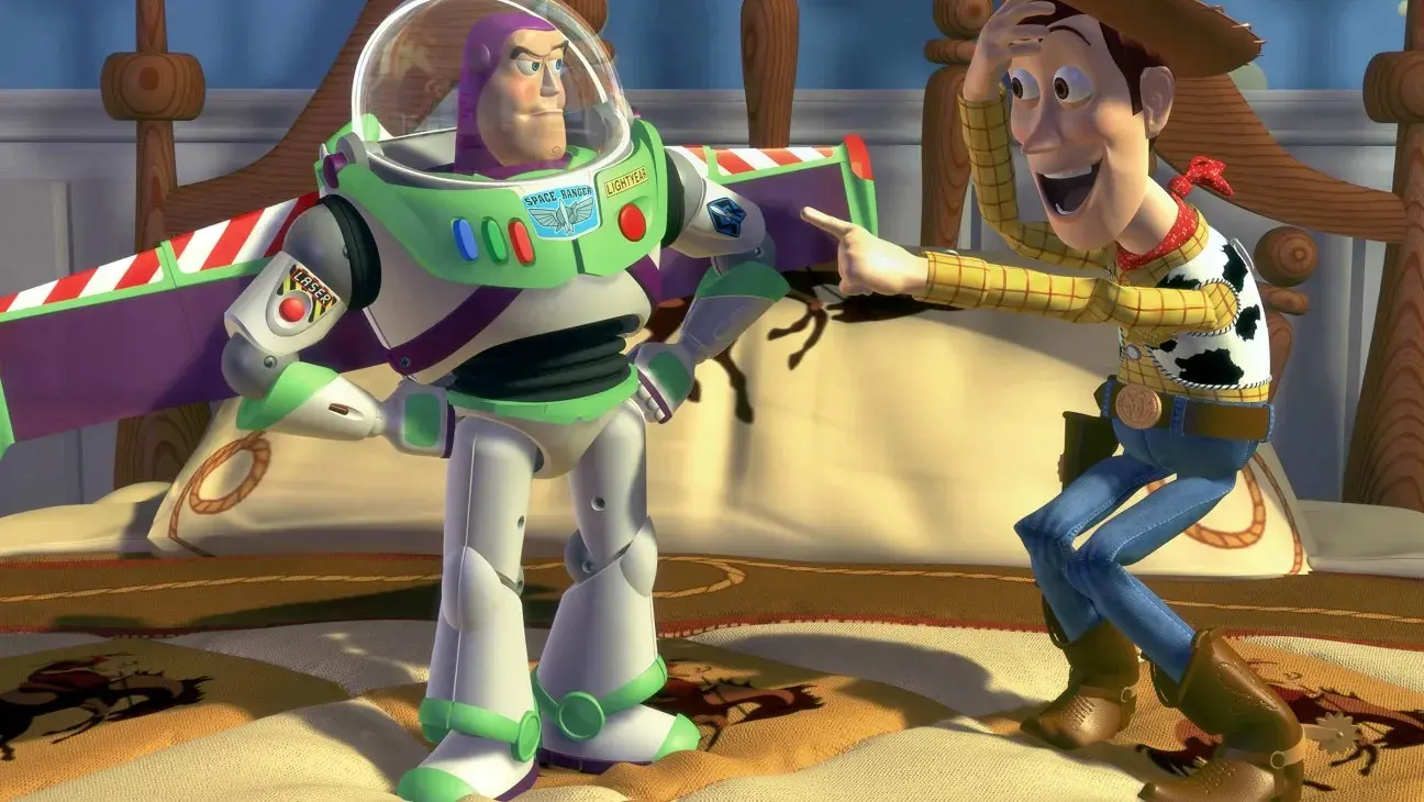 Buzz Lightyear interage com Woody no primeiro "Toy Story"