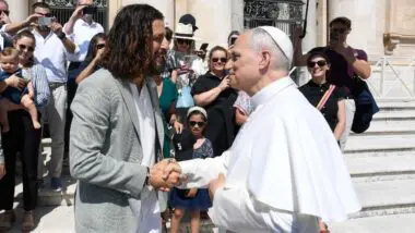 Jonathan Roumie aperta a mão do papa no Vaticano
