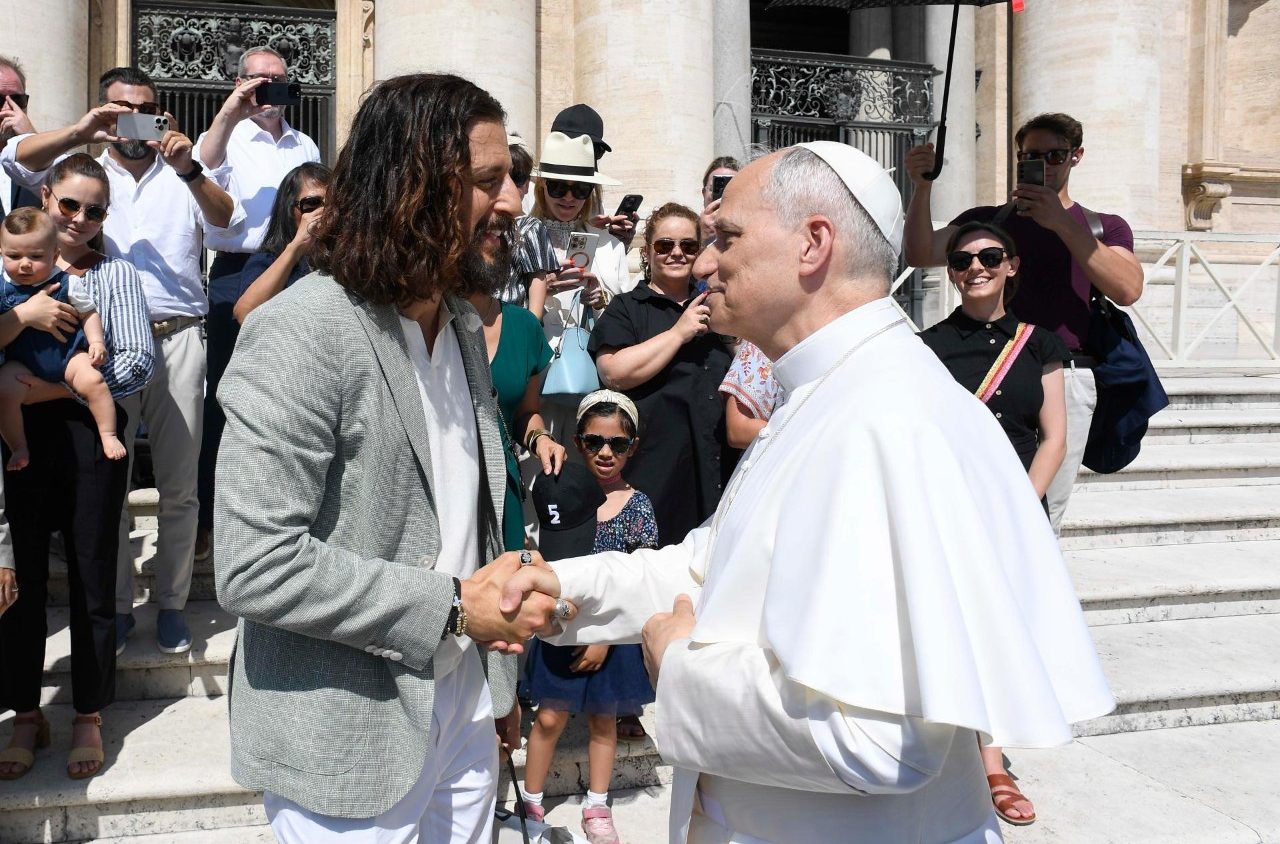 Jonathan Roumie aperta a mão do papa na Praça São Pedro