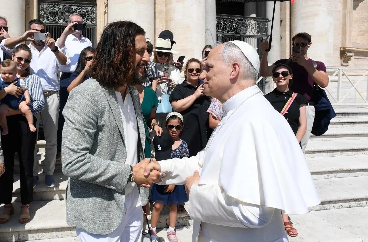 Jonathan Roumie aperta a mão do papa no Vaticano