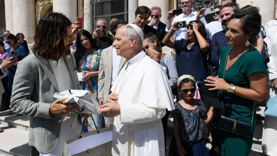 Ator Jonathan Roumie conversa com Leão XIV no Vaticano