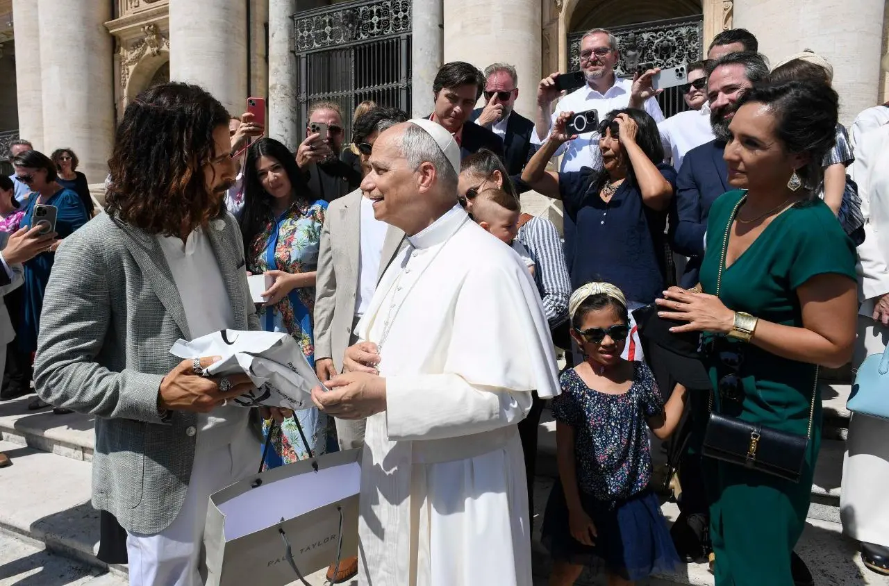 Ator Jonathan Roumie conversa com Leão XIV no Vaticano