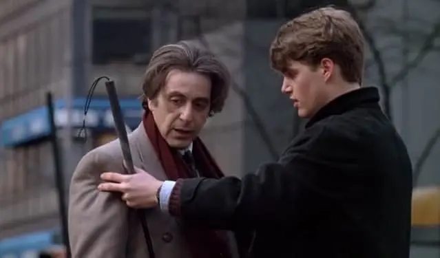 Frank Slade (Al Pacino) guia Charlie Simms (Chris O'Donnell) com dureza e afeto, ensinando-o a não vender sua honra