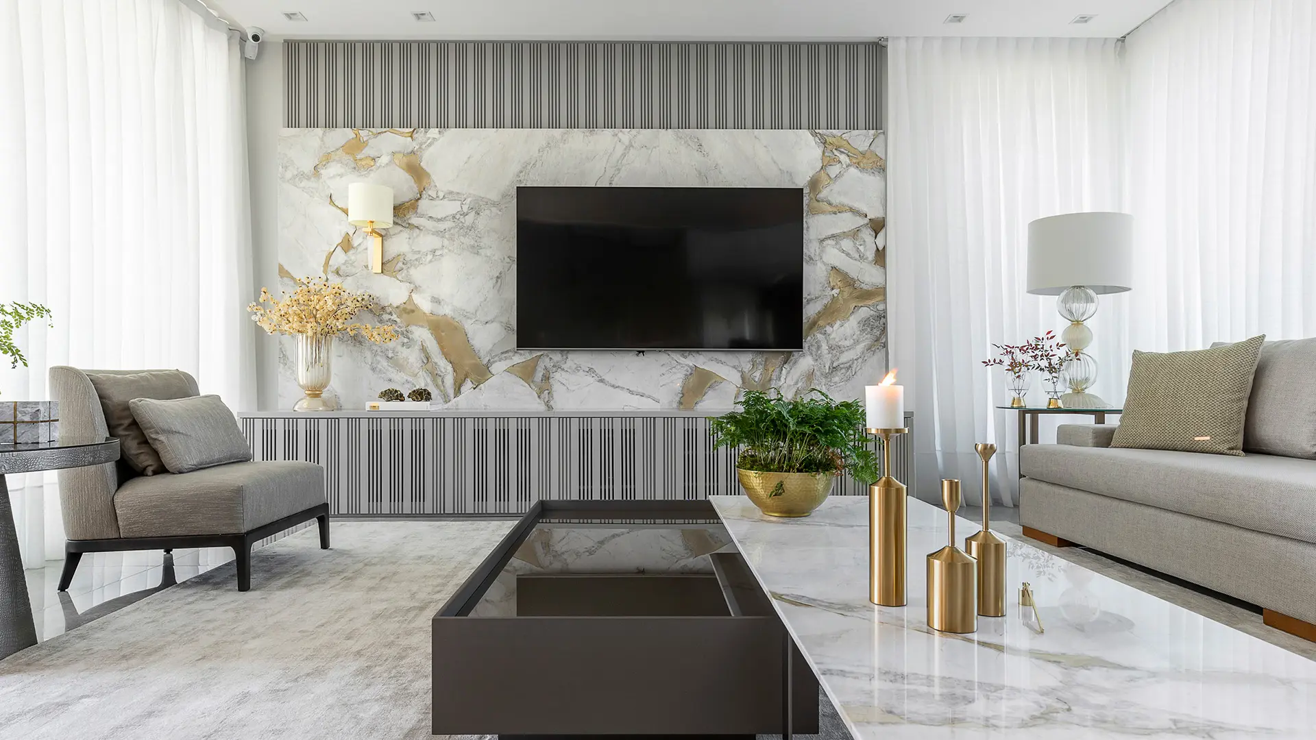 O Macchia Oro PR, disponível nos acabamentos polido, escovado e acetinado, adiciona toque de requinte aos espaços