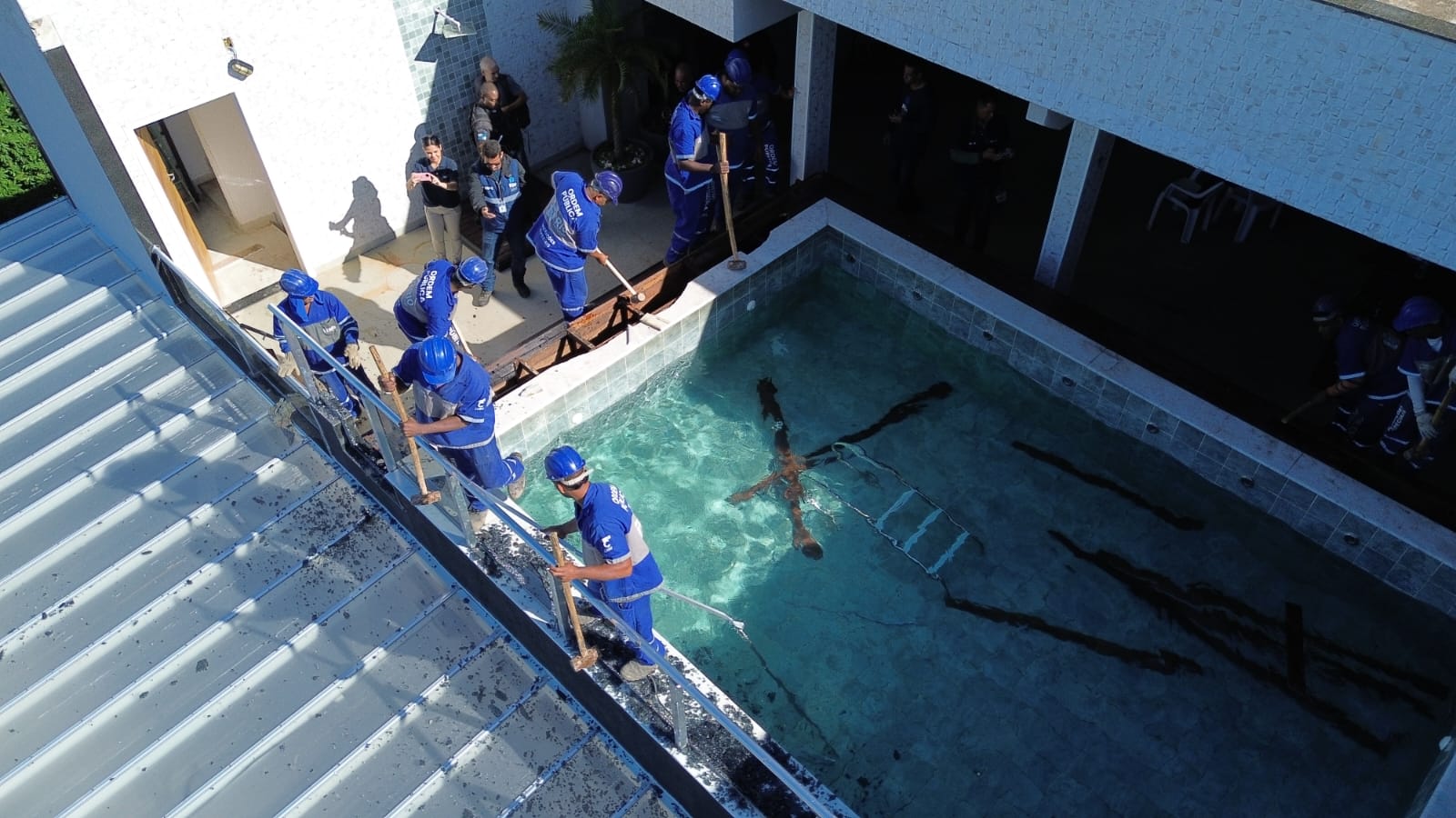 Prédios abrigavam integrantes do PCC nas coberturas com piscina e túnel para fuga.