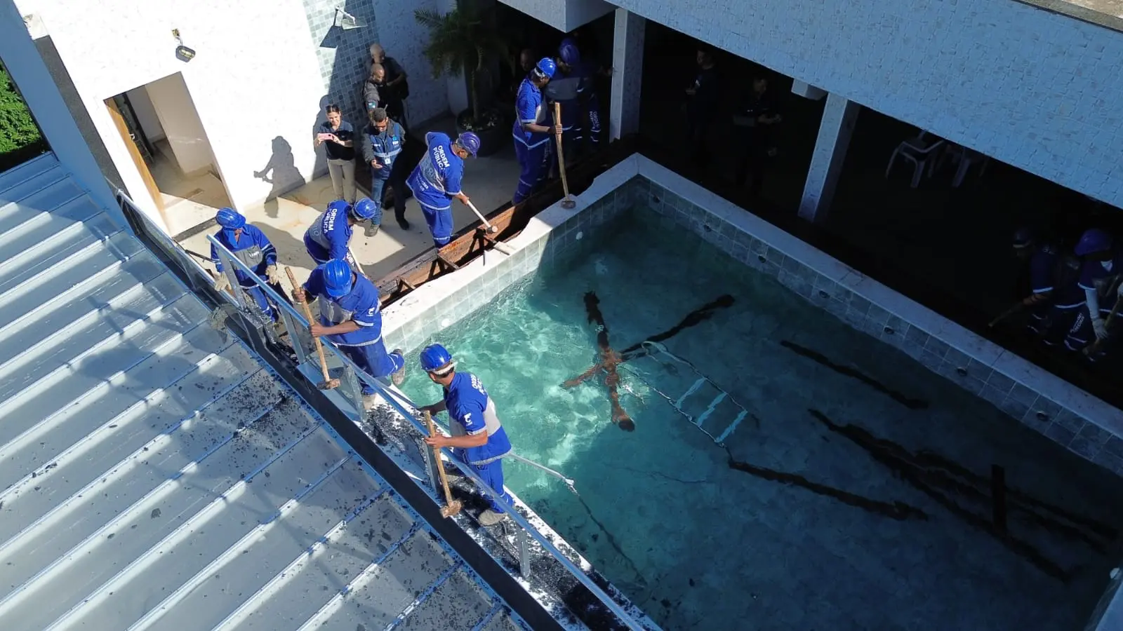 Ação integrada demole 3 prédios usados pelo PCC, com coberturas de luxo e túnel para fuga.