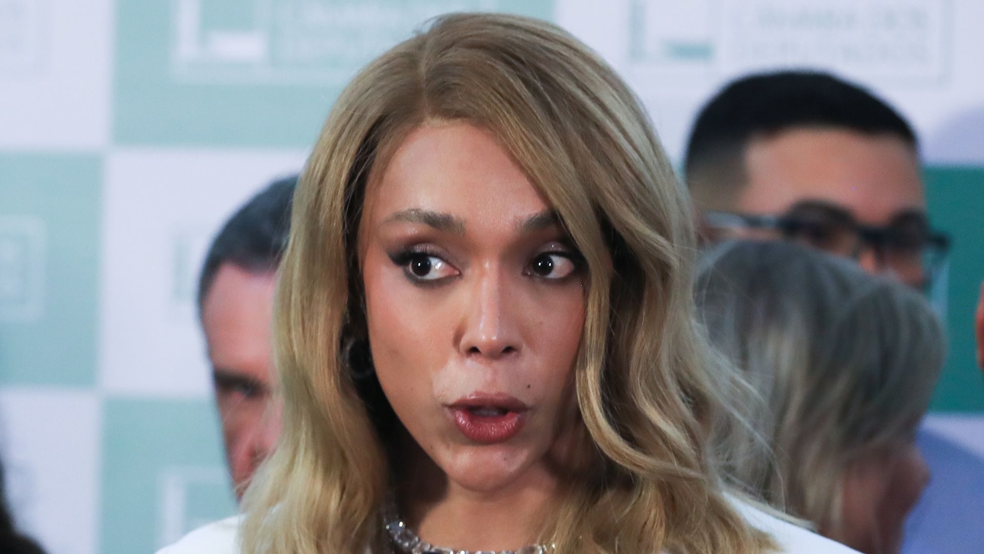 Erika Hilton? A dos assessores-maquiadores e da cirurgia no nariz? Não posso criticar. Não posso MESMO.