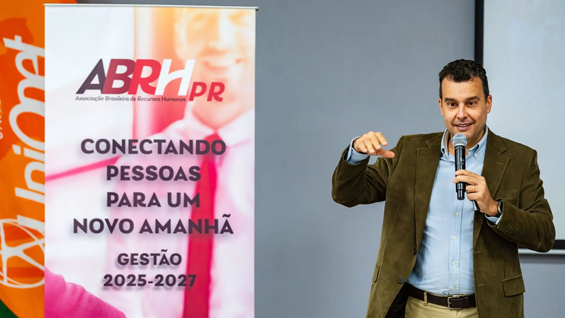 Henrique Bueno participou de um evento da ABRH-PR em Curitiba em que aborda a felicidade no ambiente profissional.