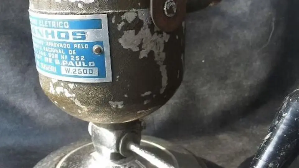 Imagem de um dos primeiros modelos de chuveiro elétrico do mundo, que foi uma invenção brasileira.
