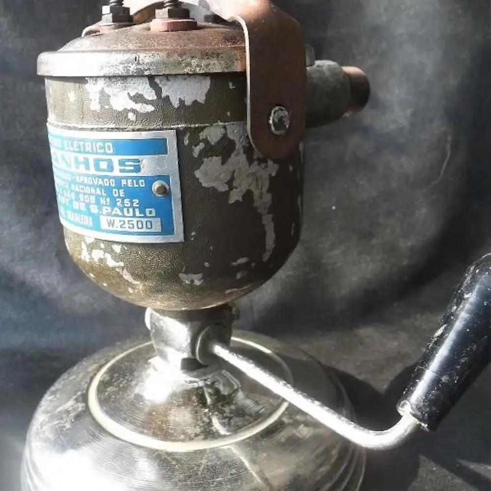 Imagem de um dos primeiros modelos de chuveiro elétrico do mundo, que foi uma invenção brasileira.