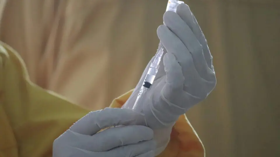 Profissional da área da saúde segurando uma seringa com o antídoto de cobra, que foi criação brasileira.
