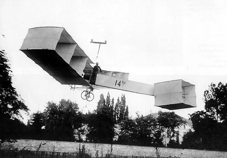 Avião, criado por Santos Dumont, em 1906.