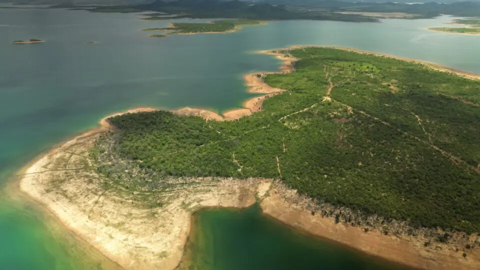 Ilha à venda por R$ 50 milhões surgiu da área de uma antiga fazenda que foi inundada para a construção da usina hidrelétrica de Serra da Mesa, em Goiás.