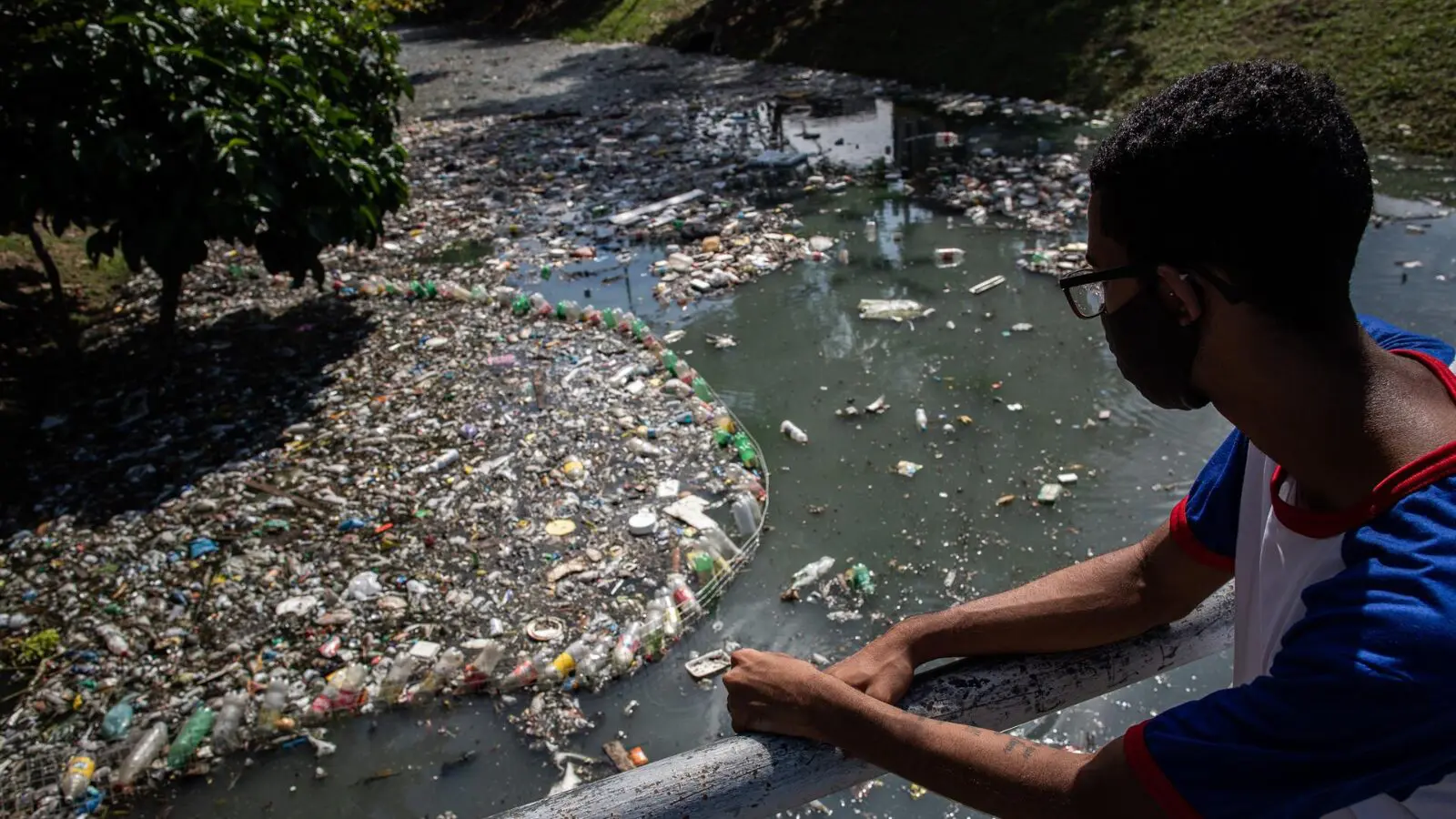 Rio poluído em Manaus (AM), em fotografia de 2021: saneamento avança lentamente no Brasil.