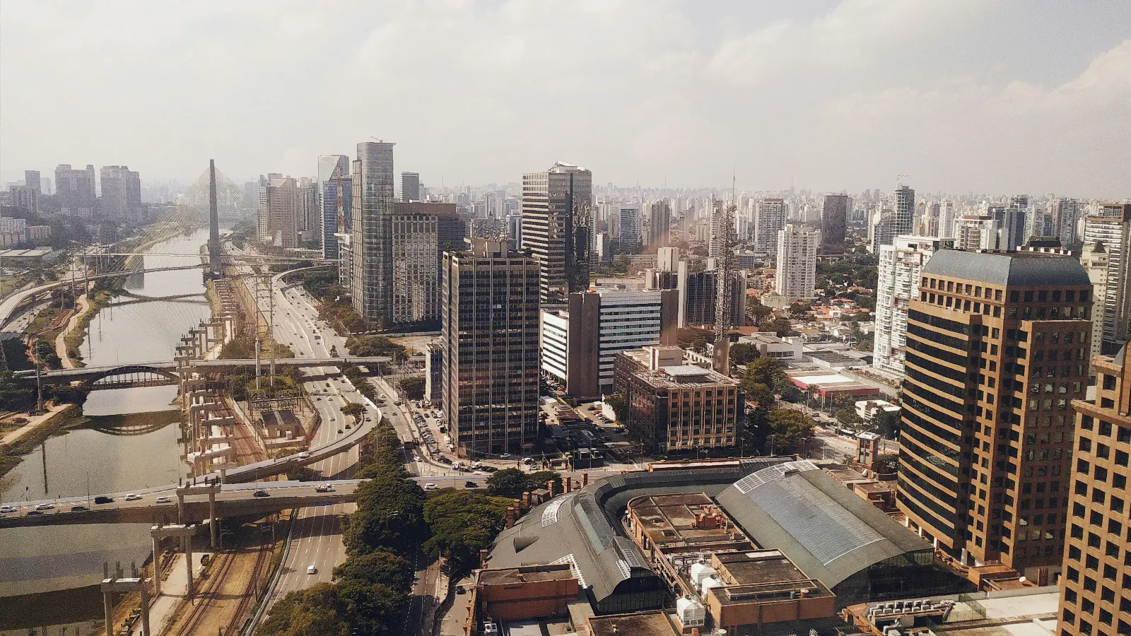 São Paulo é a cidade ideal para abrigar uma zona franca financeira no Brasil, diz economista.