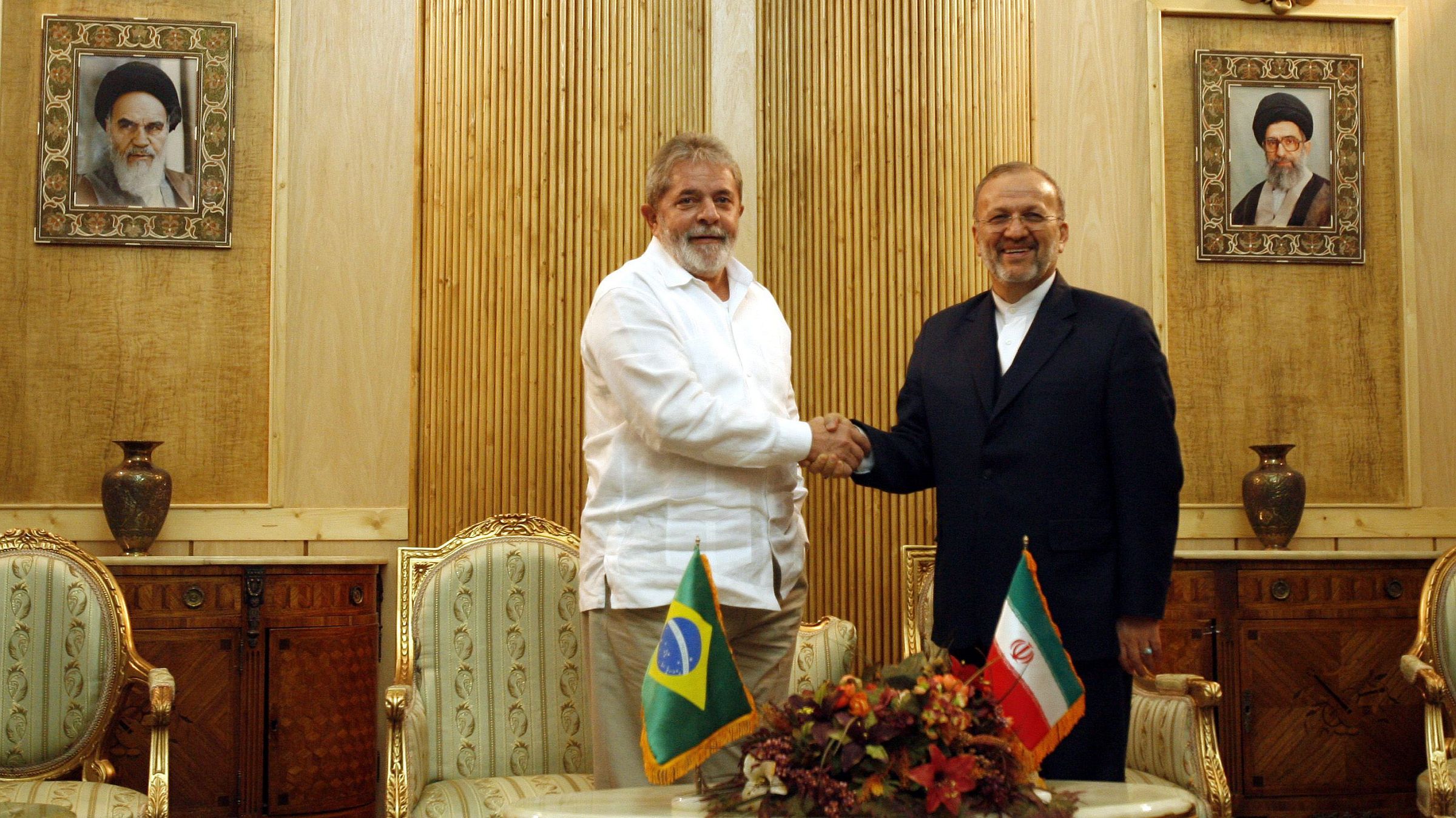 O presidente Lula em 2010, durante visita oficial ao Irã, ao lado do chanceler iraniano, Manouchehr Mottaki.
