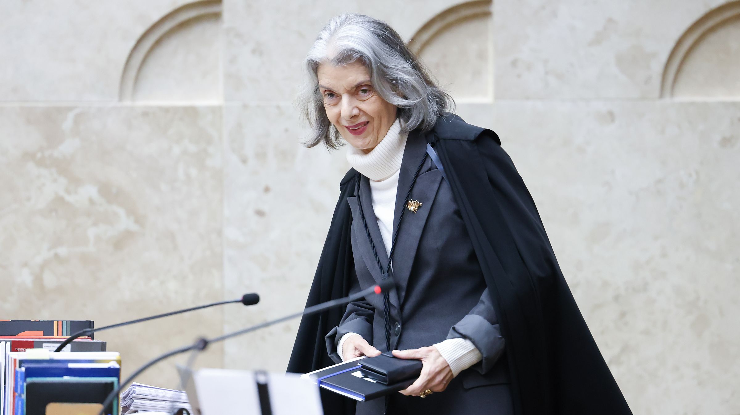 Senadores protocolam pedido de impeachment da ministra Cármen Lúcia