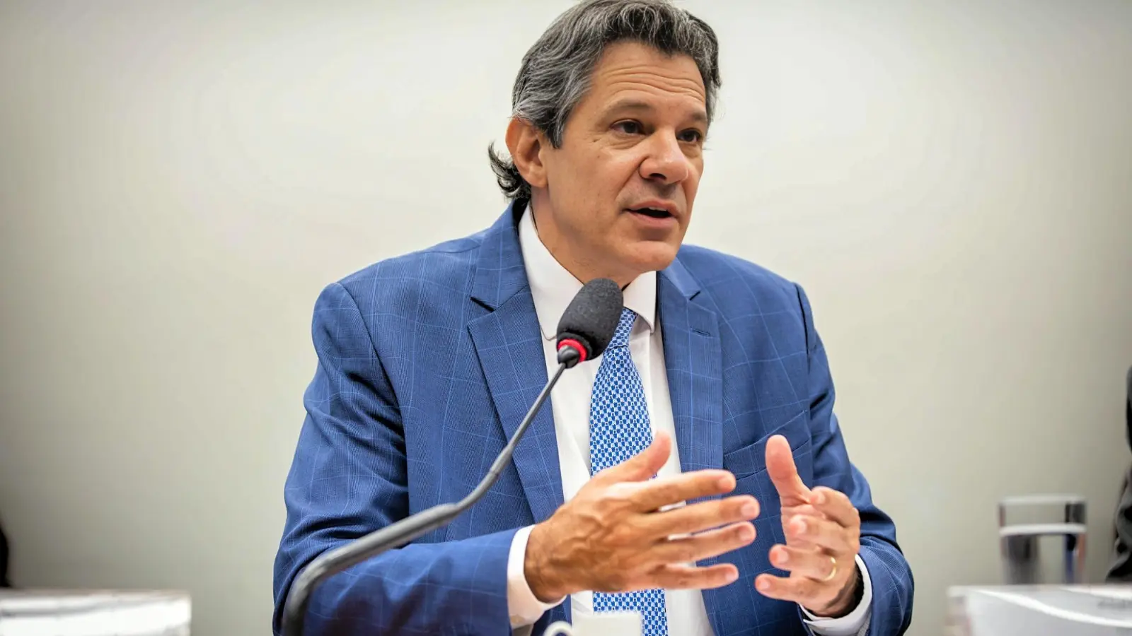 Em busca de mais receitas, Haddad quer cobrar Imposto de Renda sobre aplicações que hoje são isentas (como LCI e LCA) e instituir IR mínimo sobre contribuintes de alta renda.