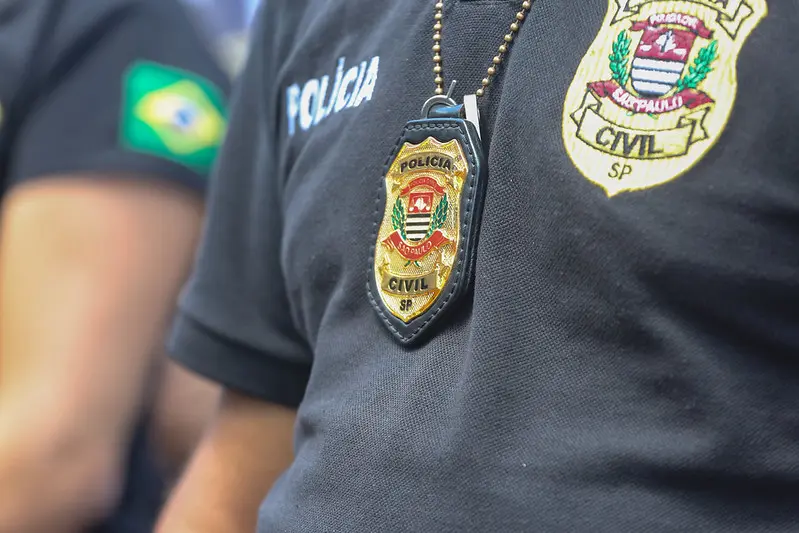 Envolvimento de policiais civis e militares com o PCC é alvo de investigação.
