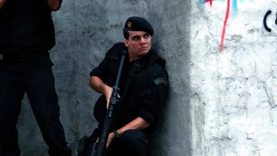 Cena do primeiro "Tropa de Elite", baseado nas experiências de Rodrigo Pimentel e outros policiais do Bope: lançado há 18 anos, o filme continua atual