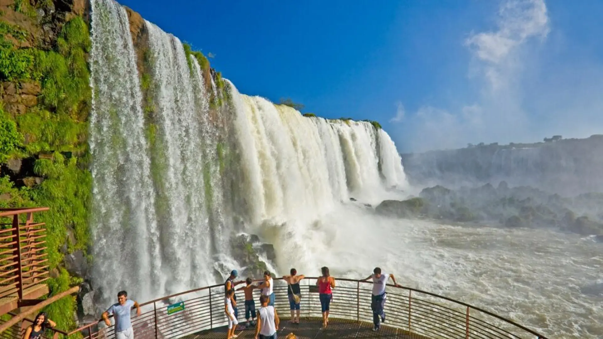 Cataratas do Iguaçu, uma das Novas Sete Maravilhas da Natureza e um dos cartões-postais mais espetaculares do mundo.
