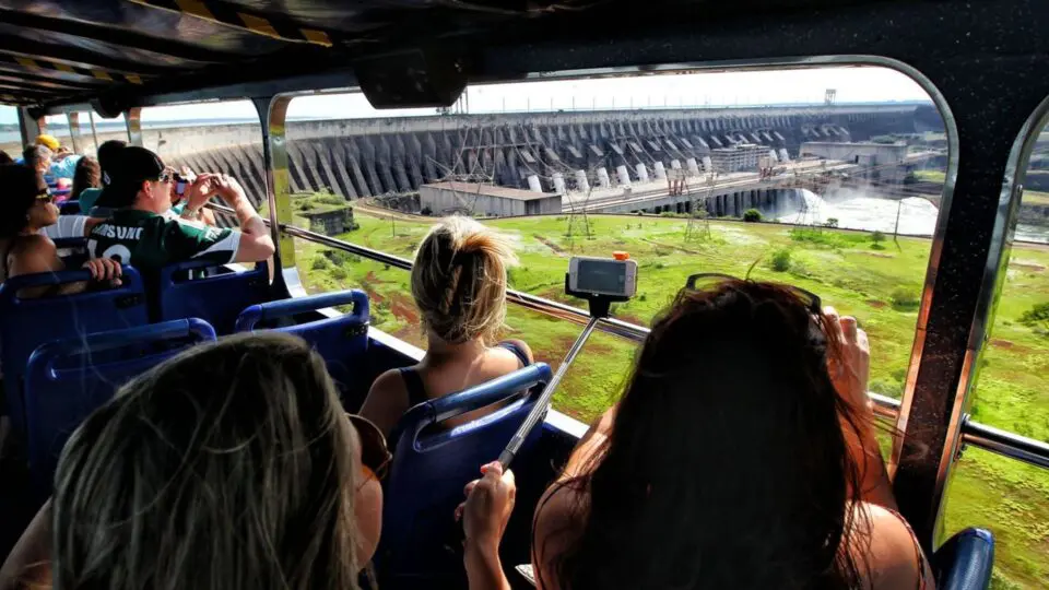 Visitantes de Foz podem conhecer a Usina de Itaipu, a maior geradora de energia limpa e renovável do planeta. 