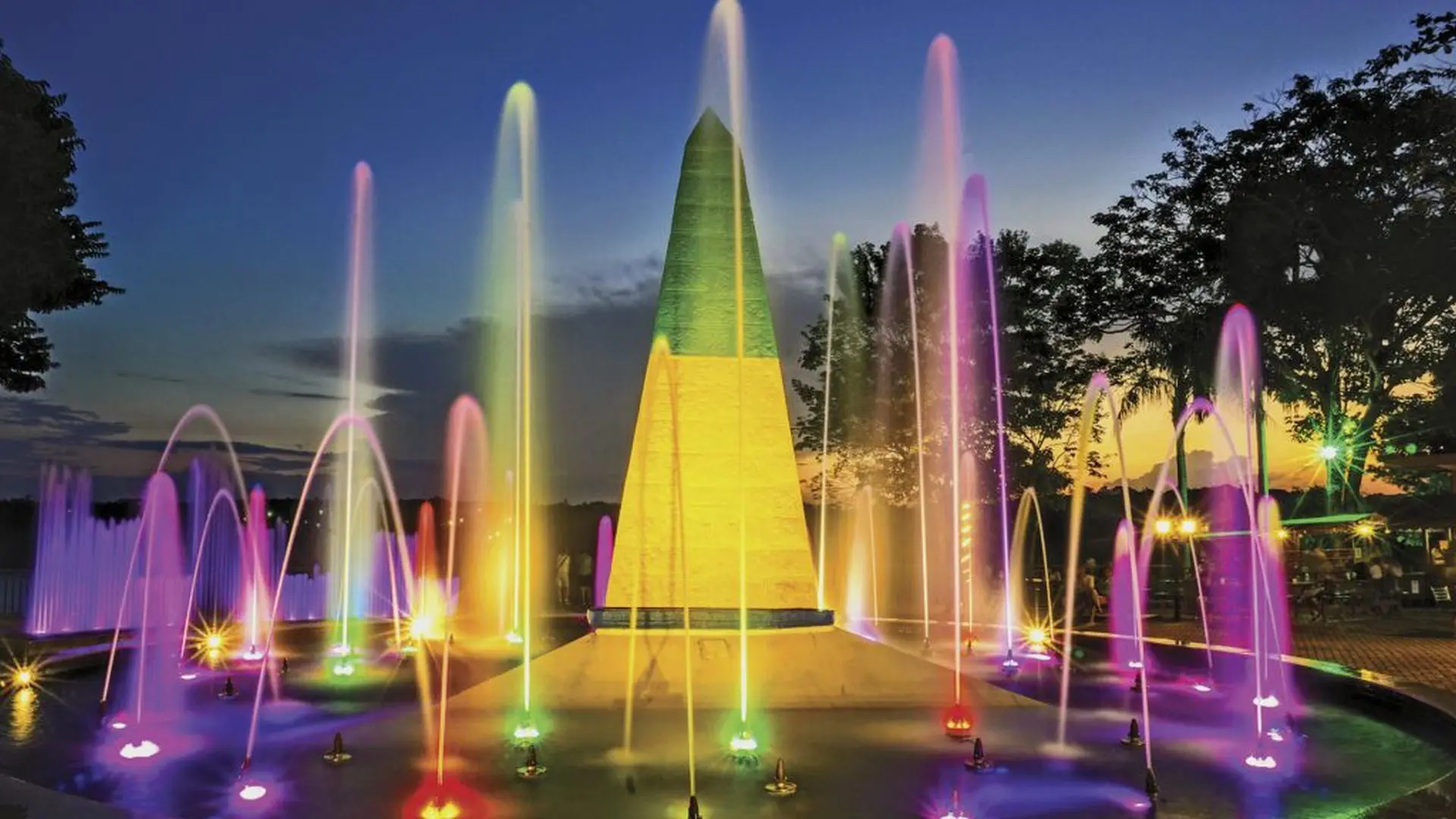 Marco das Três Fronteiras, símbolo do encontro de três povos.