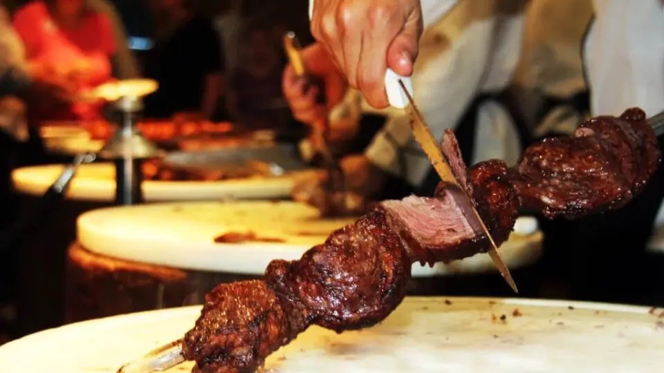 Variedade de restaurantes, que vão desde a culinária brasileira tradicional até opções que representam a diversidade cultural da região da Tríplice Fronteira. 