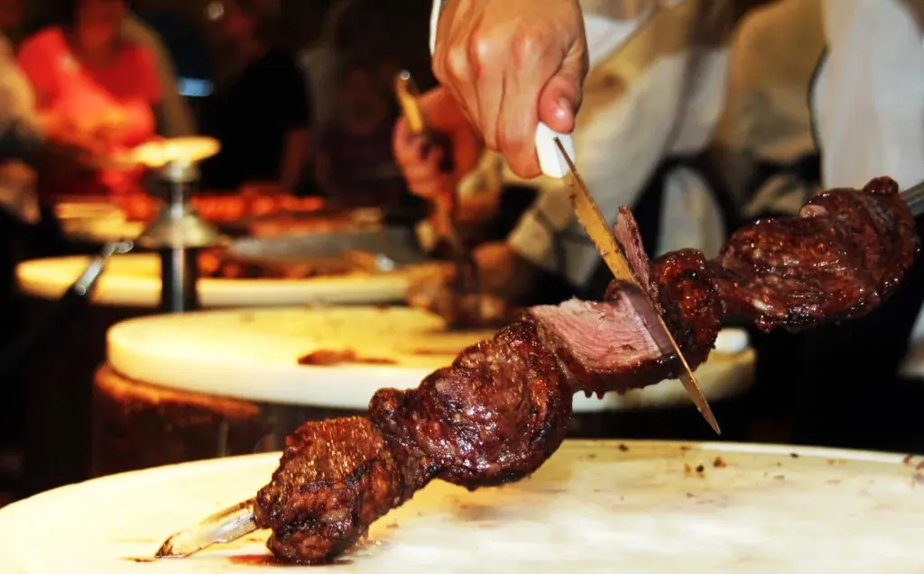 Variedade de restaurantes, que vão desde a culinária brasileira tradicional até opções que representam a diversidade cultural da região da Tríplice Fronteira.