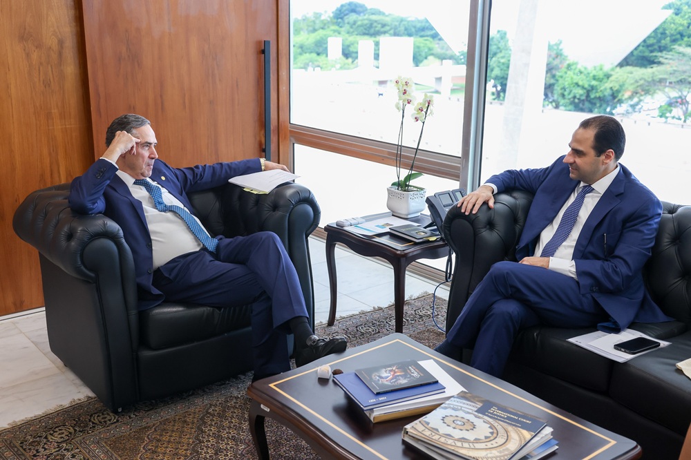 Em meio ao silêncio da OAB Nacional, seccionais ensaiam reação ao STF. Na imagem, o presidente da Corte, Luís Roberto Barroso, e o presidente da OAB, Beto Simonetti.