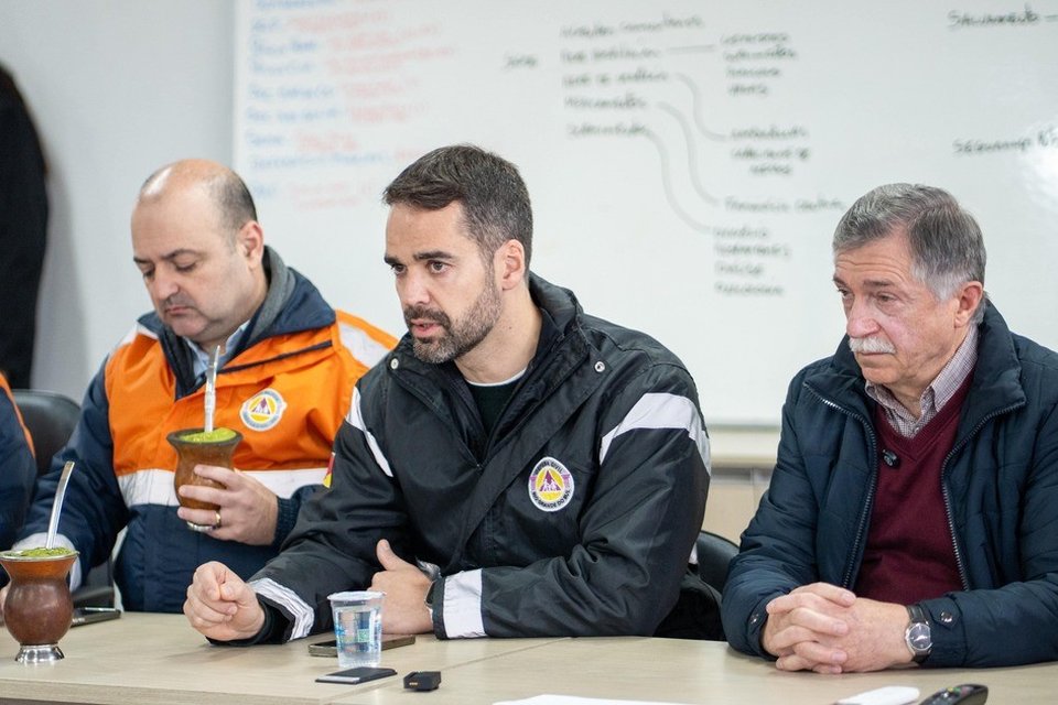 Eduardo Leite esteve em três cidades do Rio Grande do Sul para coordenar ações de prevenção.